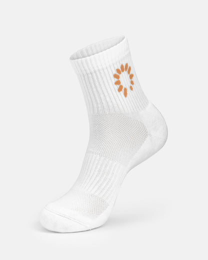 Vita sportstrumpor med guldfärgad blomma på skaftet