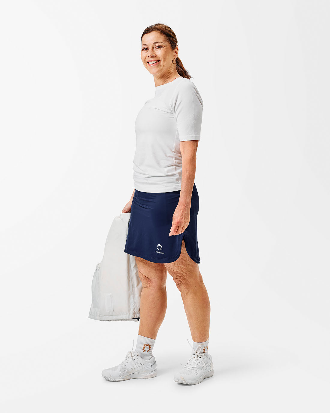 Lång Sportkjol sedd från sidan. Mörkblå. Rak modell med slitsar i sidorna.