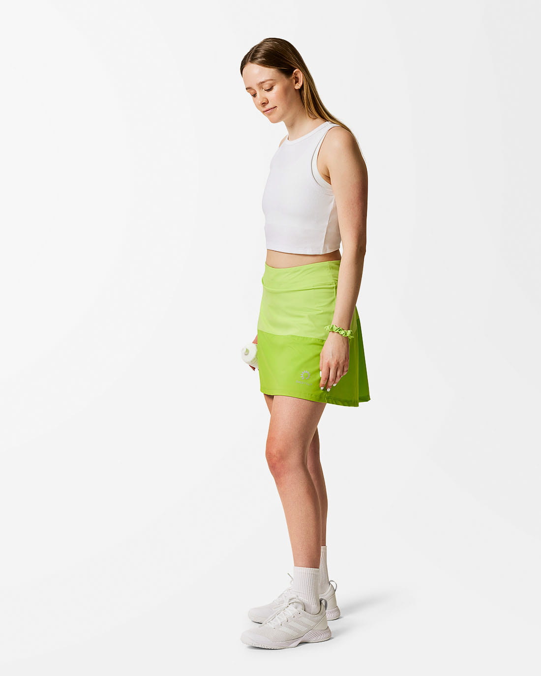 Lång Sportkjol sedd från sidan. Tvåfärgad  med olika nyanser av äppelgrönt.