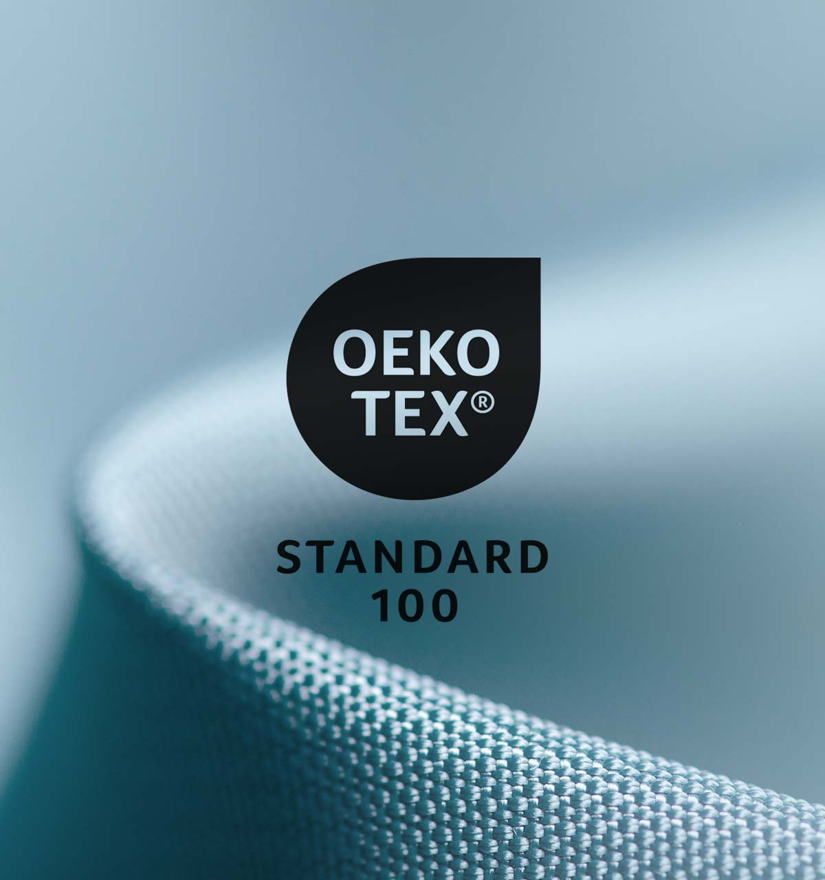 Bild på ljusblå skjortkrage. OEKO TEX standard 100 logotyp.