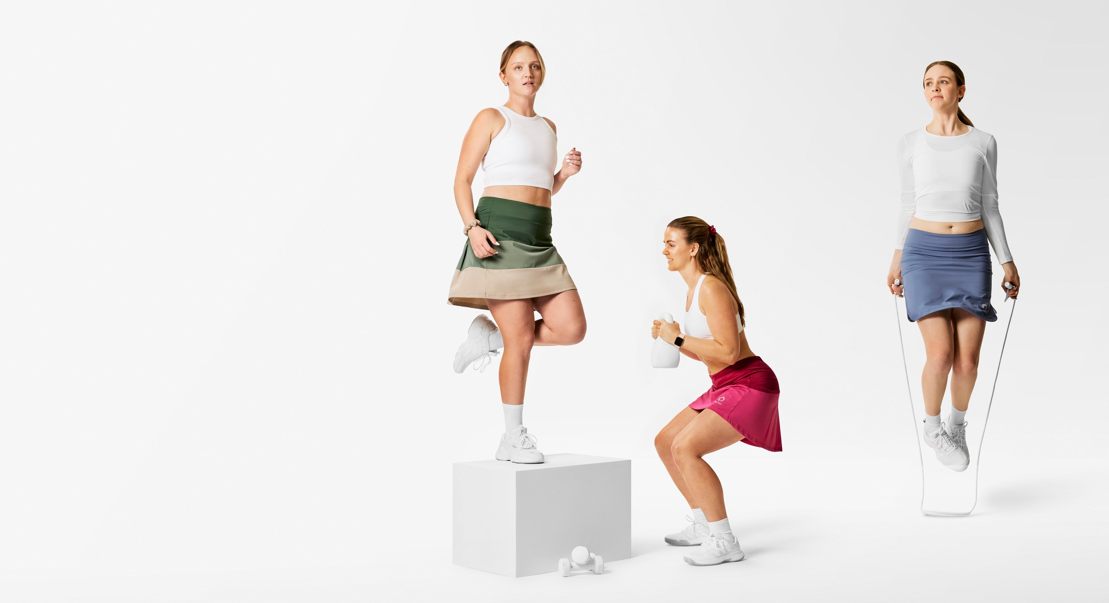 Tre kjolar på samma bild. Trefärgad grön. Tvåfärgad hallonröd och enfärgad dimblå.