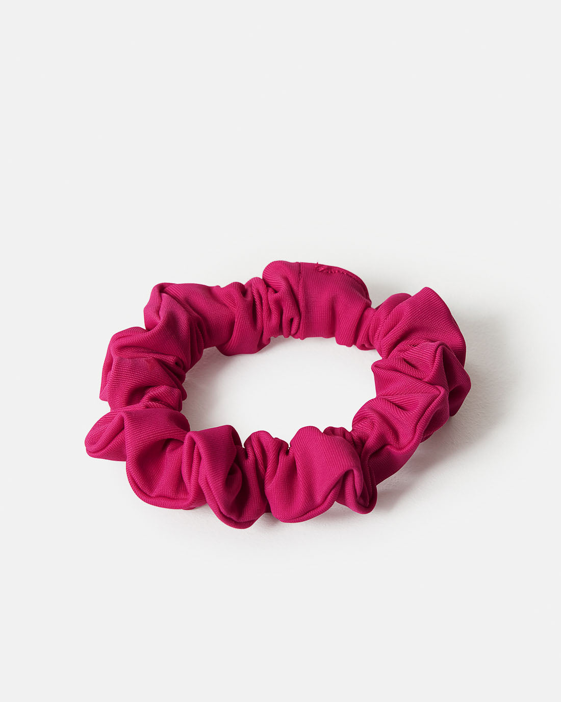 Cerise scrunchie i en smalare modell. Sydda av överblivet tyg från tillverkningen av våra kjolar. Återvunnet tyg.
