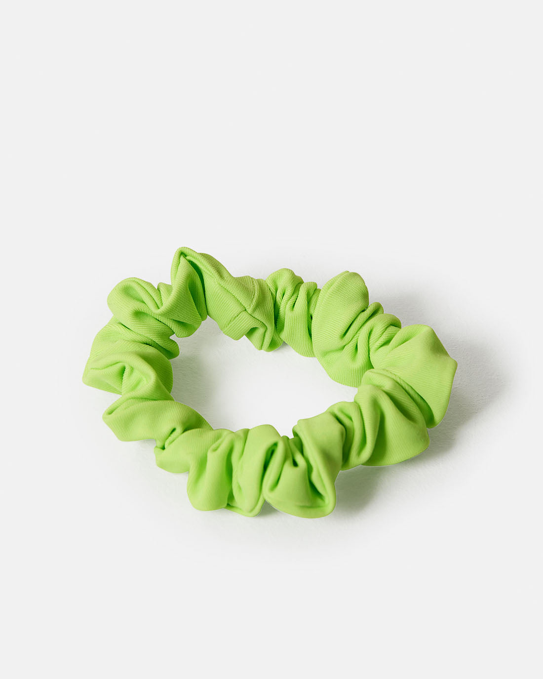Äppelgrön  scrunchie i en smalare modell. Sydda av överblivet tyg från tillverkningen av våra kjolar. Återvunnet tyg.